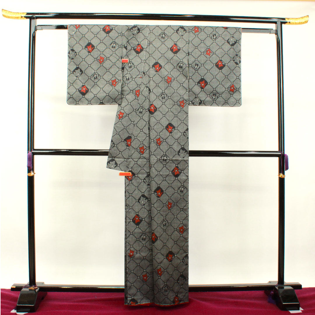 村山大島紬 身丈163.5cm 裄丈64cm しつけ糸付き 未使用品 アンサンブル 幾何学模様 正絹 Sランク 袷 黒系 1116002832410