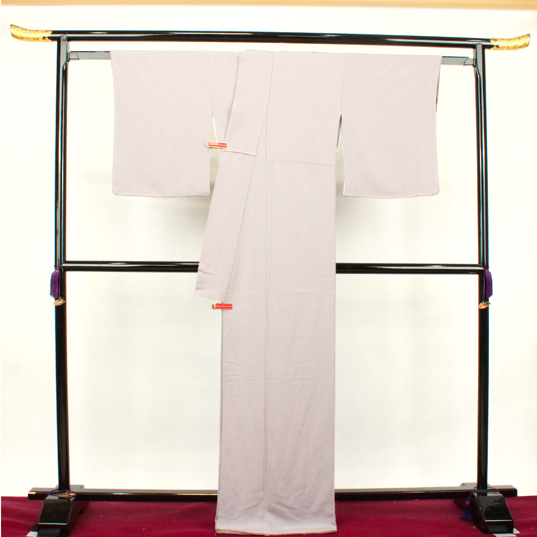 色無地 ポリエステル 鈍紫色 洗える着物 素無地 しつけ糸付き 未使用品 藤輪に木瓜 身丈170cm 裄丈66.5cm 袷 Sランク 紫系 1114000752620