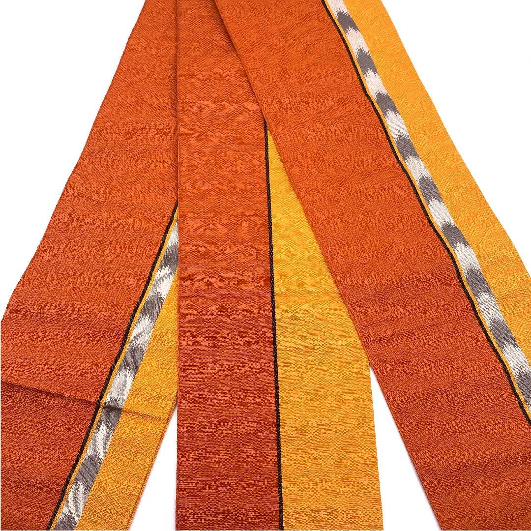 (未仕立)半幅帯 ポリエステル 銀朱色(ぎんしゅいろ) 橙色(だいだいいろ) 矢絣 幾何学模様 帯丈394cm 橙系 Sランク 1125001252326