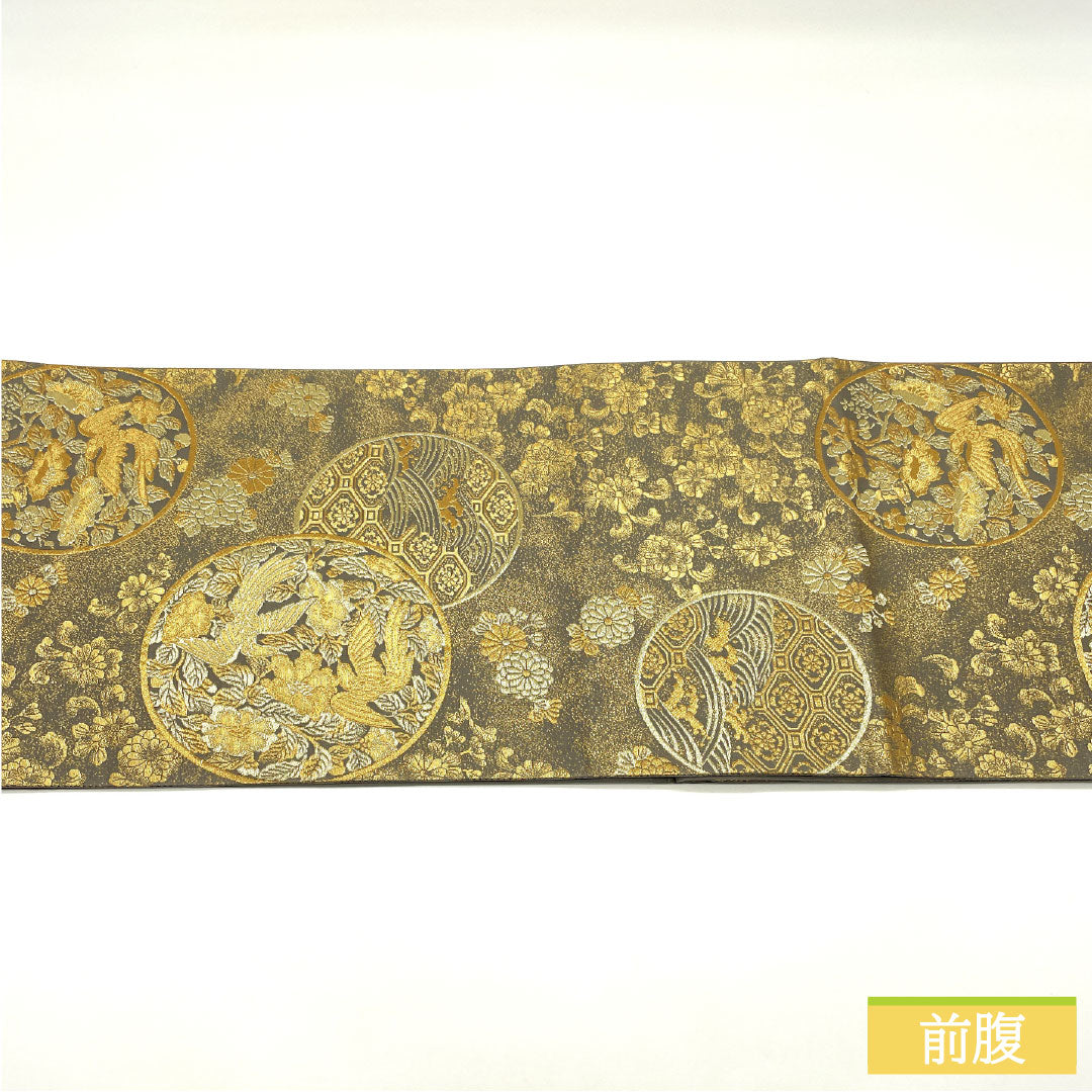 Formal, gray-colored, genuine silk obi (S-rank) with Nishijin weave and Shosoin maki-e (lacquerware) motifs. Length: 442cm. Six-fold obi. Product code: 1123016962322.