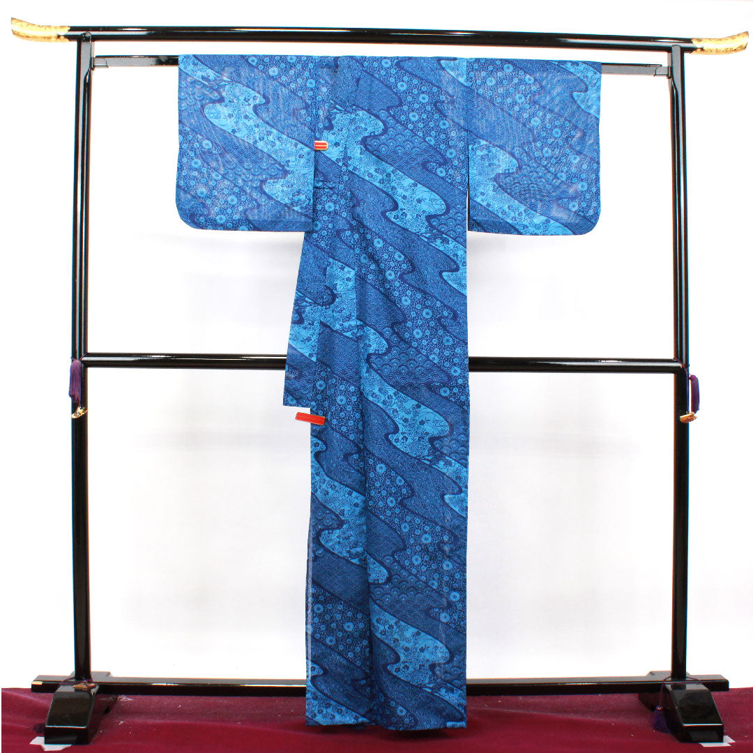 夏物 ポリエステル 小紋 身丈163cm 裄丈67cm 濃紺色(のうこんいろ) 流水 青海波 菊 絽 Aランク 紺系 1132001433418