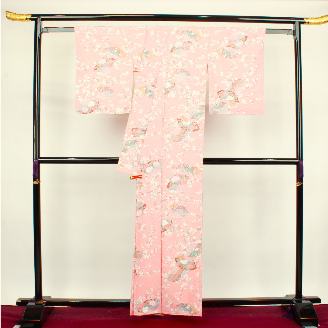 小紋 身丈161cm 裄丈64.5cm 袷 一重梅色 洗える着物 しつけ糸付き 未使用品 扇 梅 ポリエステル Sランク ピンク系 1115003312413