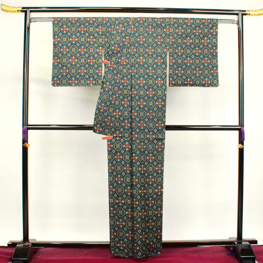 村山大島紬 身丈161cm 裄丈66.5cm しつけ糸付き 未使用品 アンサンブル 幾何学模様 正絹 Sランク 袷 紺系 1116002412418