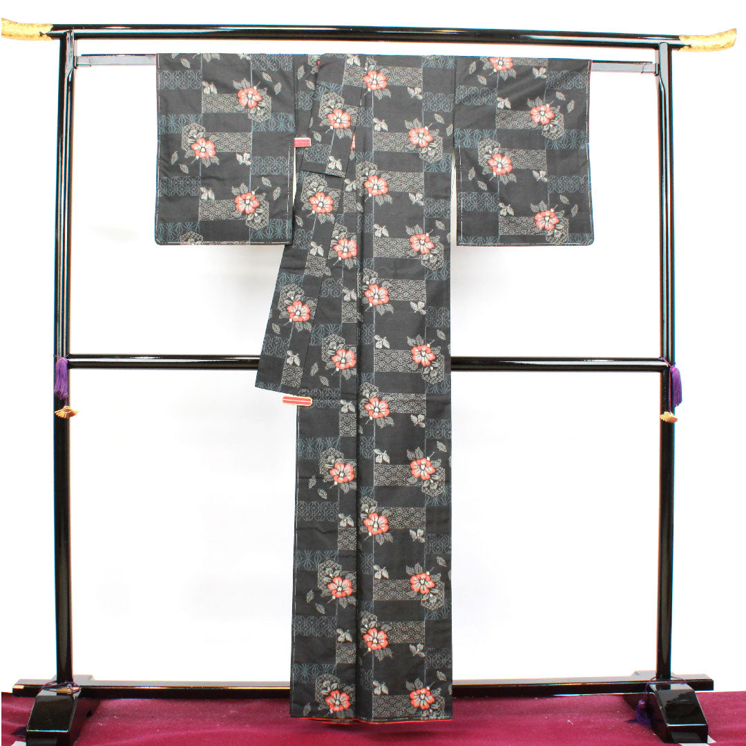 村山大島紬 身丈160cm 裄丈64cm しつけ糸付き 未使用品 市松 吉祥文様 抽象花 正絹 Sランク 袷 黒系 1116002702410