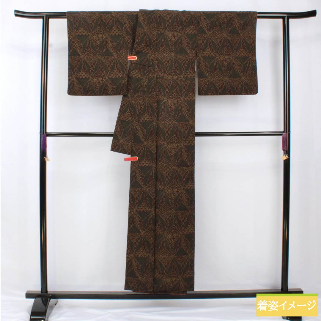 紬 正絹 身丈152cm 裄丈62cm 桃尻色(ももじりいろ) 幾何学模様 Aランク 袷 黒系 1116003763210