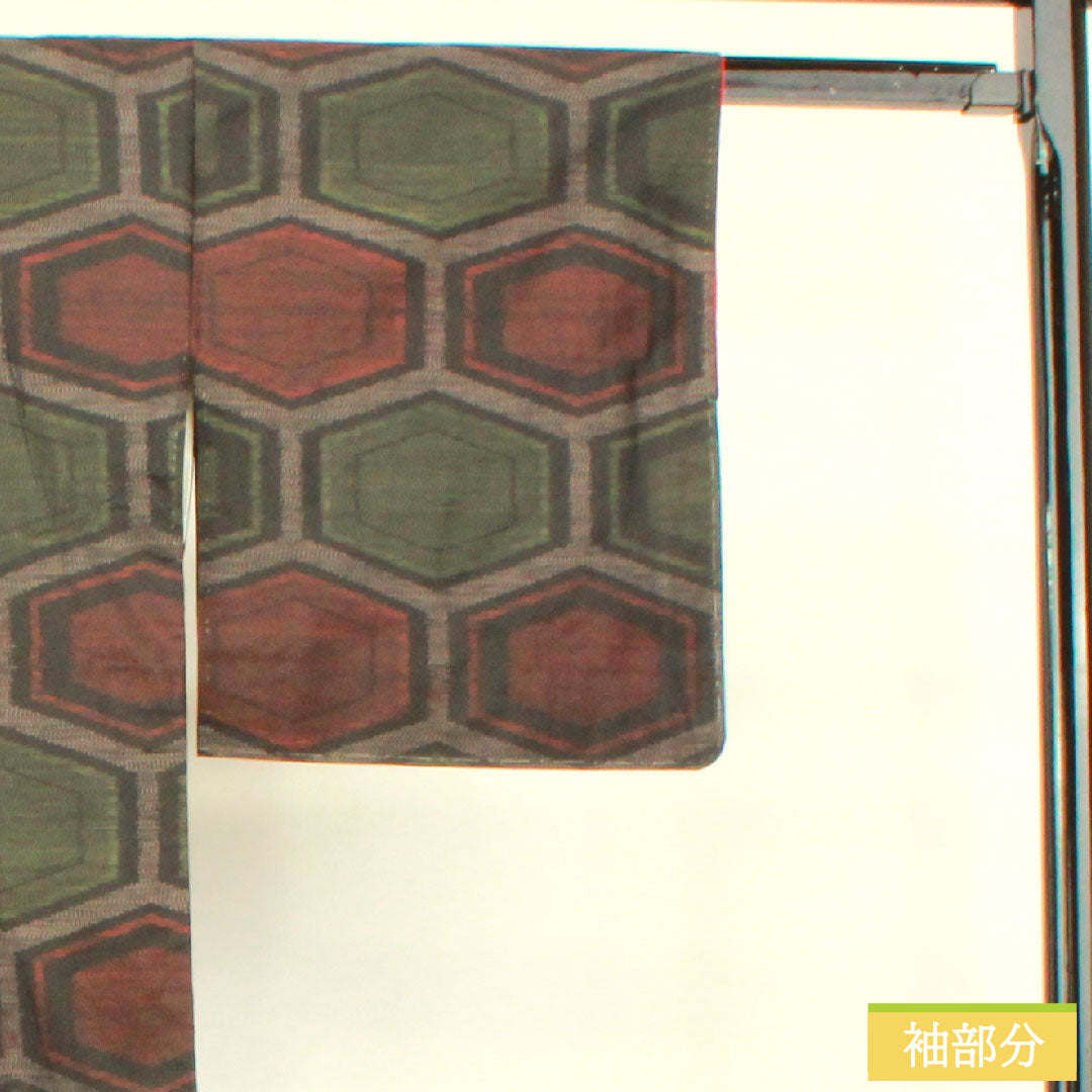 大島紬 正絹 身丈150cm 裄丈62.5cm 緯総絣 亀甲模様 Sランク 袷 黒系 1116003312110