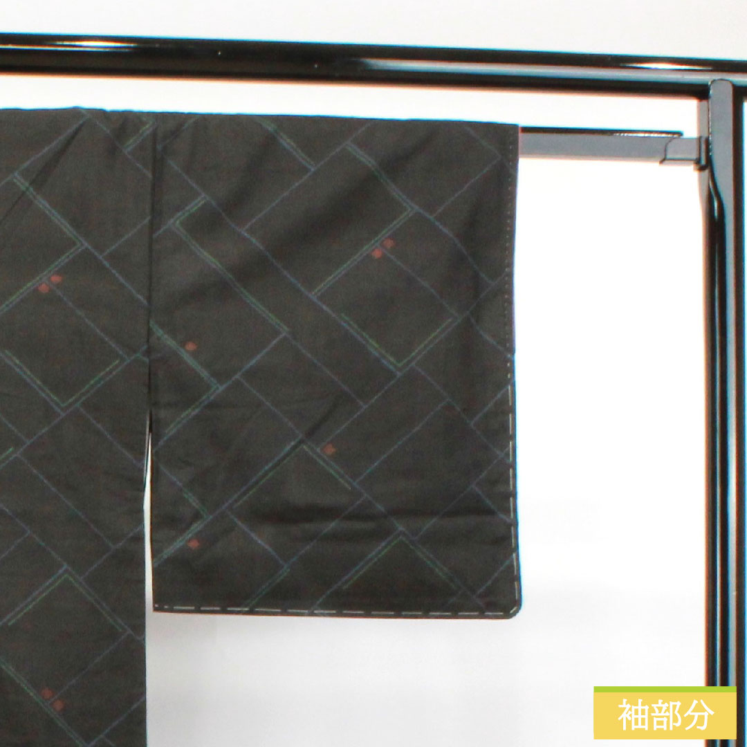 大島紬 正絹 身丈168.5cm 裄丈66cm しつけ糸付き 幾何学模様 Sランク 袷 黒系 1116002912510