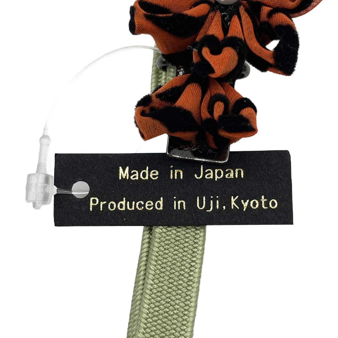 (新品)帯締め 正絹 NEWランク 三分紐 柳茶色(やなぎちゃいろ) 帯留め付き つまみ細工 日本製 長さ約135cm 幅約0.8cm カジュアル 緑系 1135006461319