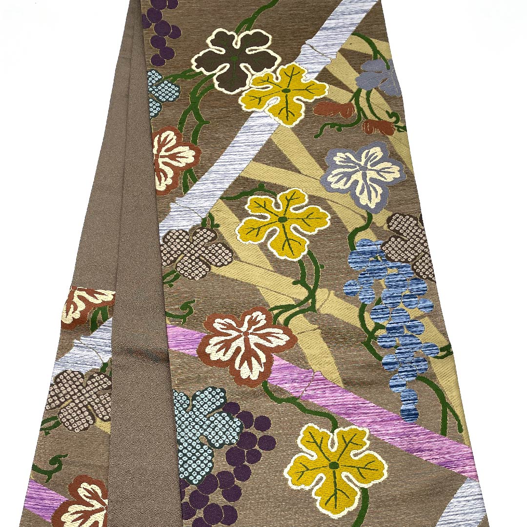 袋帯 煤色(すすいろ) 白綾苑大庭 蔦 竹 葡萄 帯丈447cm 正絹 Sランク 六通 フォーマル 茶系 1123009452314