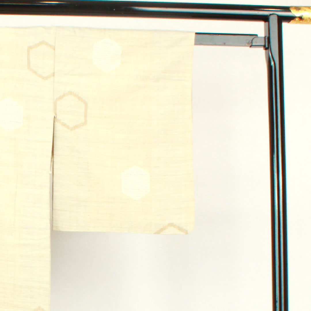 紬 身丈161.5cm 裄丈63.5cm 練色 亀甲 正絹 Sランク 単衣 クリーム系 1116002452415