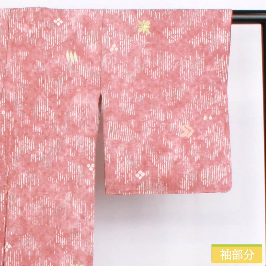 小紋 正絹 Aランク 身丈158.5cm 裄丈63.5cm 袷 浅蘇芳色(あさきすおういろ) 絞り 刺繍 抽象模様 ピンク系 1115006323313