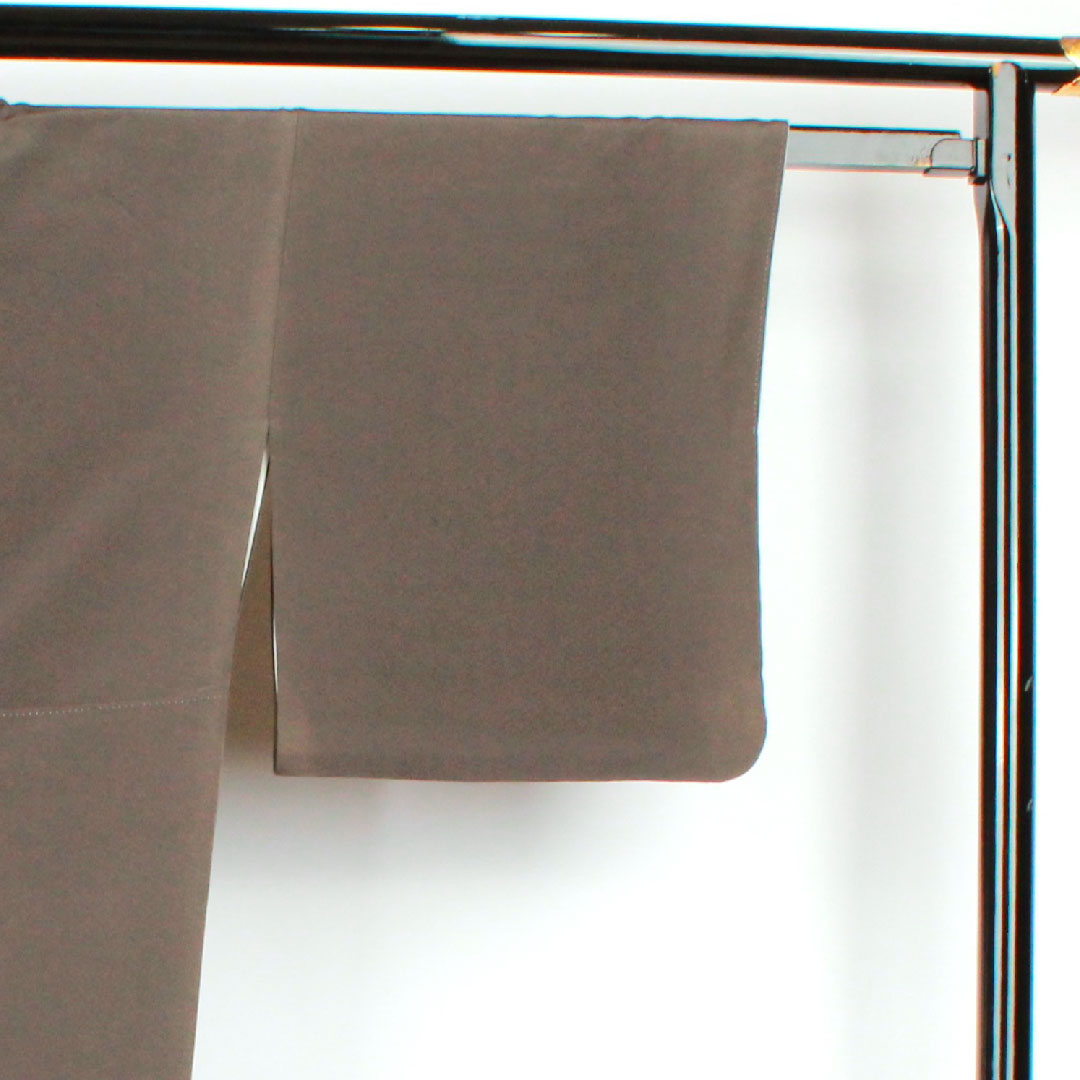 Colored Tomesode, Length 162cm, Sleeve Length 65cm, Awase, Burnt Charcoal Color, Living National Treasure, Fukuda Yoshishige, Pine Pattern, Gosan Paulownia, Pure Silk, S Rank, Three Crests, Black, 1111000442410