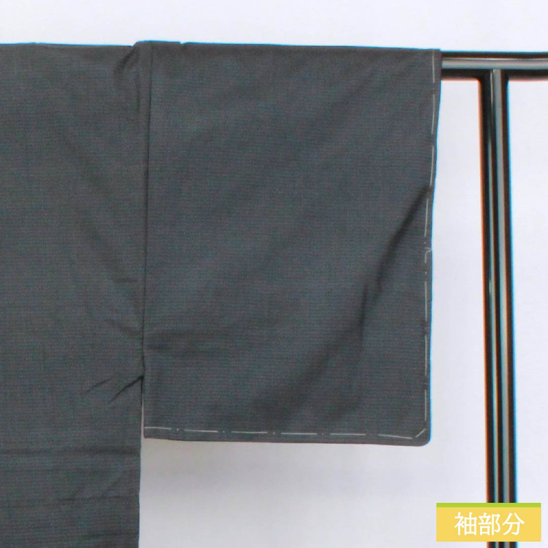 男物 正絹 Aランク 身丈151cm 裄丈71.5cm 大島紬 幾何学模様 アンサンブル しつけ糸付き 袷 黒系 1119001293510