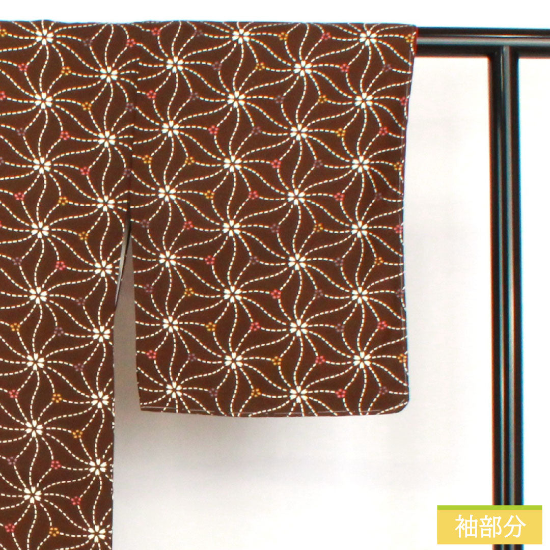 小紋 ポリエステル Sランク 身丈165cm 裄丈64.5cm 袷 土黒色(つちぐろいろ) 洗える着物 桜の花びら しつけ糸付き 未使用品 茶系 1115007642514