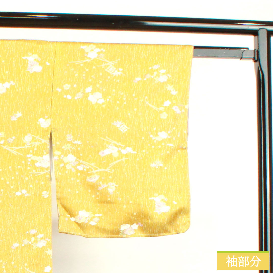 小紋 ポリエステル 身丈170cm 裄丈66.5cm 袷 黄土色 洗える着物 宝尽くし 松竹梅 しつけ糸付き 未使用品 Sランク 黄系 1115003592623