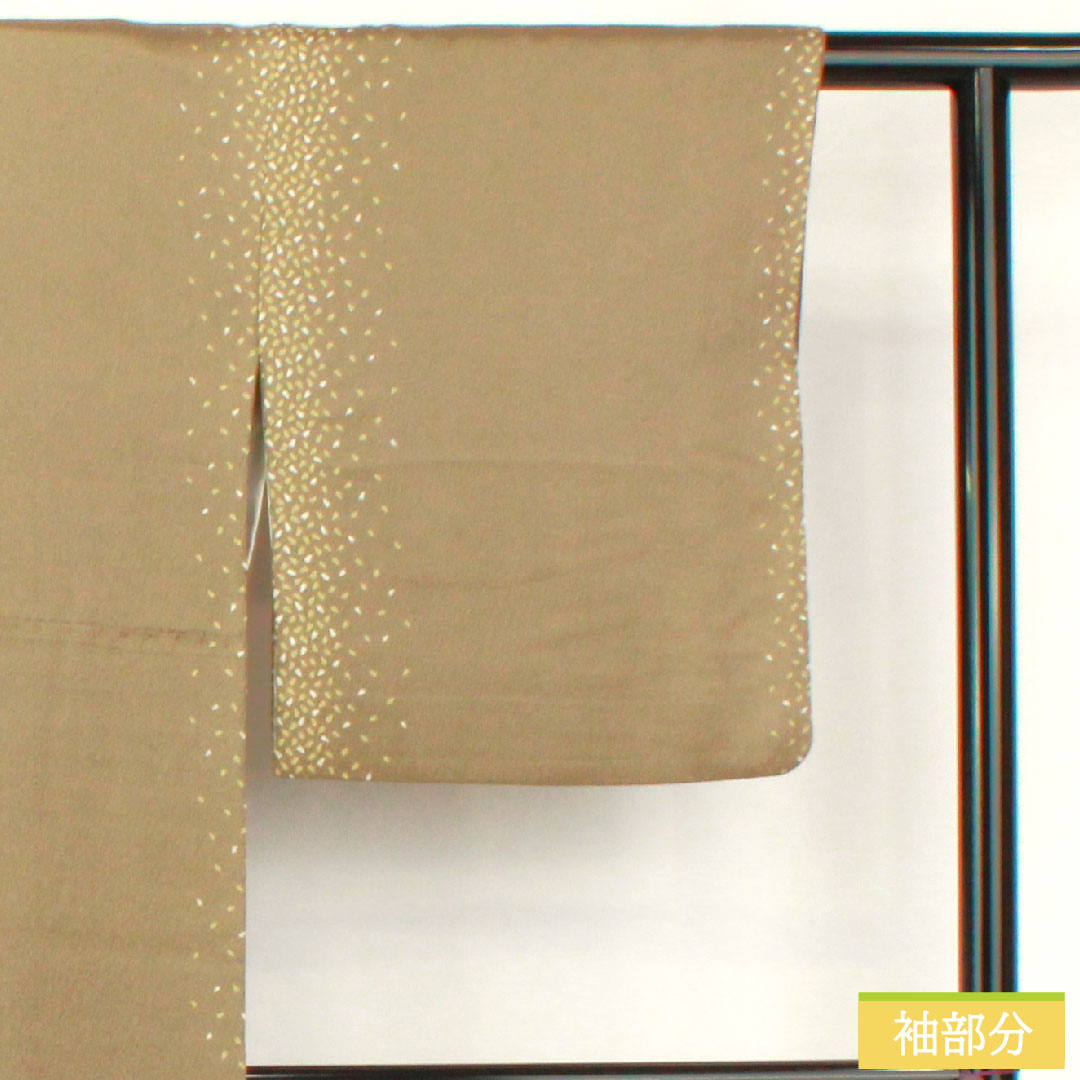 小紋 正絹 身丈170.5cm 裄丈66.5cm 袷 砂色(すないろ) 花びら散らし Aランク グレー系 1115004703622