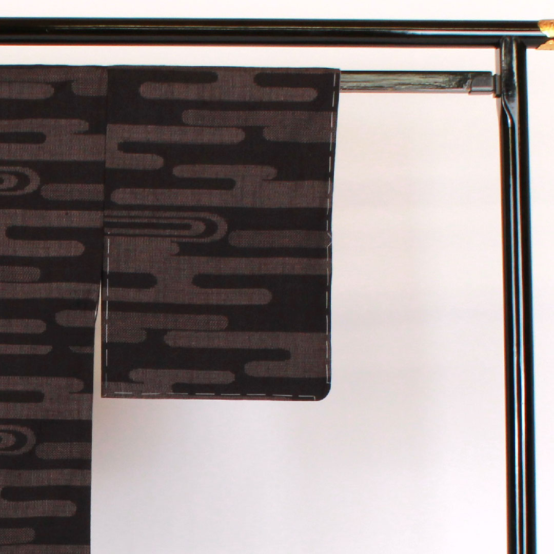 結城紬 身丈154cm 裄丈61cm 100亀甲 ヱ霞模様 正絹 Aランク 袷 黒系 1116000603210