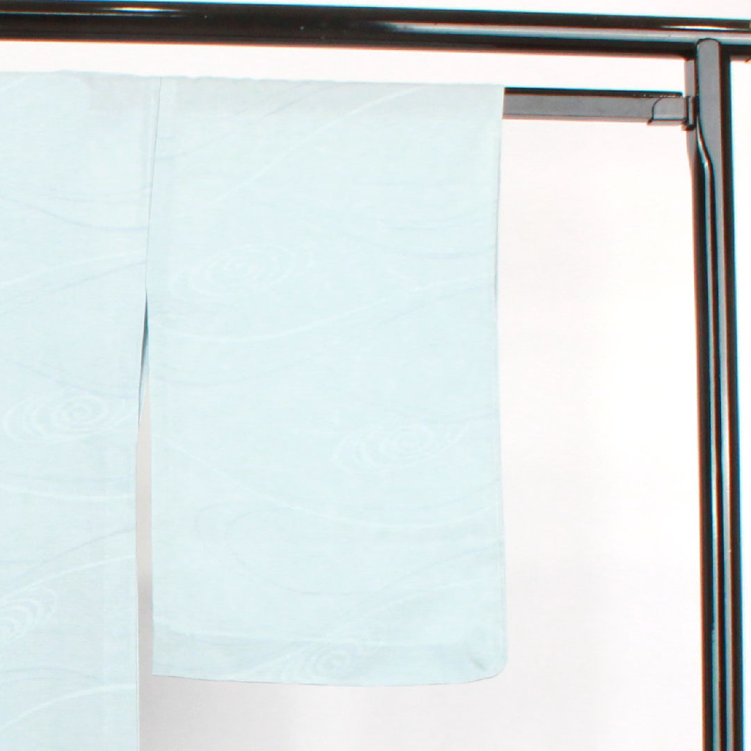 夏物 正絹 色無地 身丈162.5cm 裄丈63cm 砧青磁色(きぬたせいじいろ) 梅鉢 しつけ糸付き 流水 絽 Aランク 水色系 1132000493424