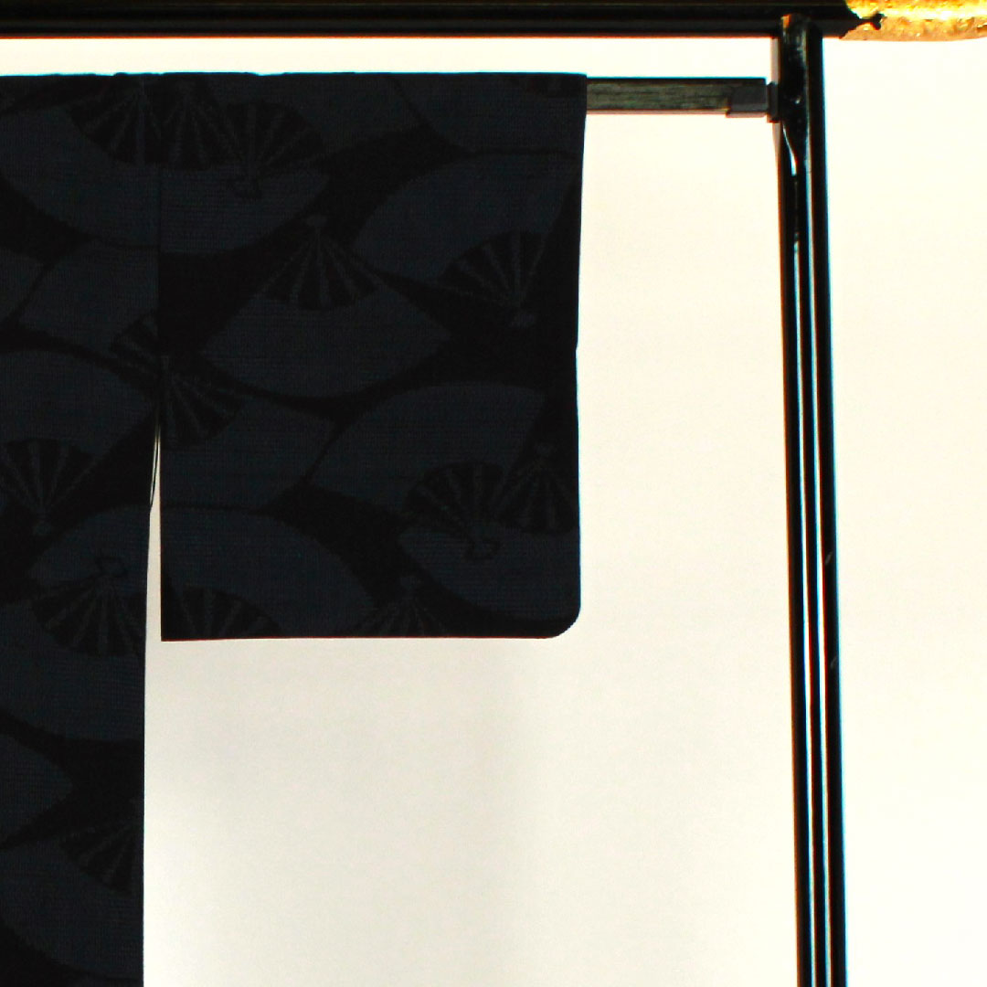 結城紬 身丈159.5cm 裄丈65cm 80亀甲 扇 正絹 Aランク 袷 黒系 1116001173310