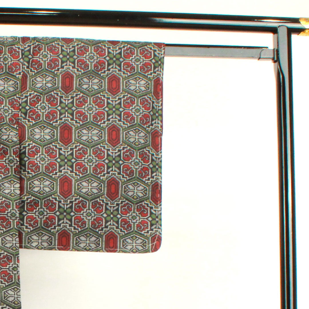 村山大島紬 身丈162cm 裄丈63.5cm しつけ糸付き 未使用品 アンサンブル 幾何学模様 正絹 Sランク 袷 黒系 1116002732410