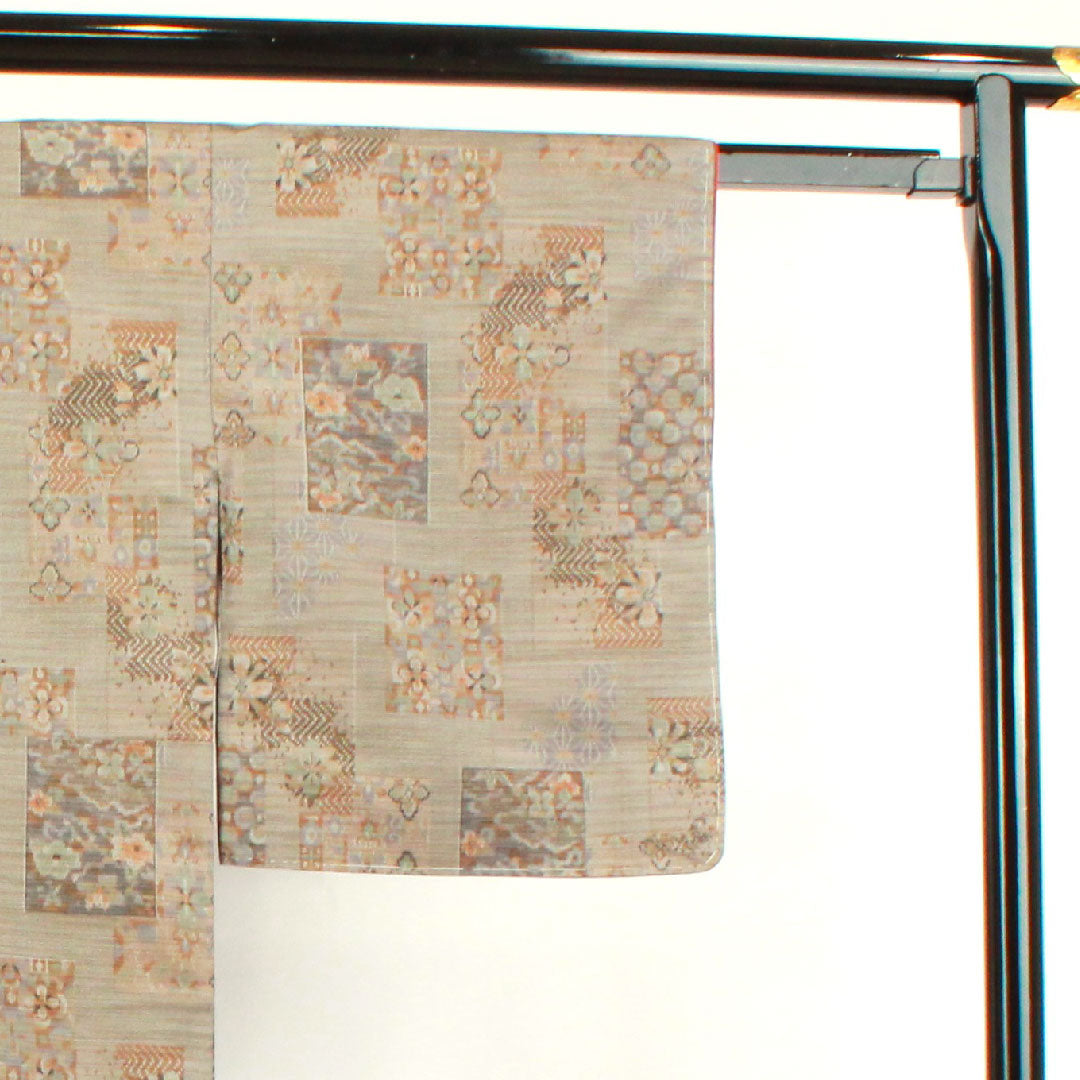 紬 身丈155cm 裄丈62.5cm 絹鼠色 抽象模様 しつけ糸付き 正絹 Sランク 袷 グレー系 1116002722322