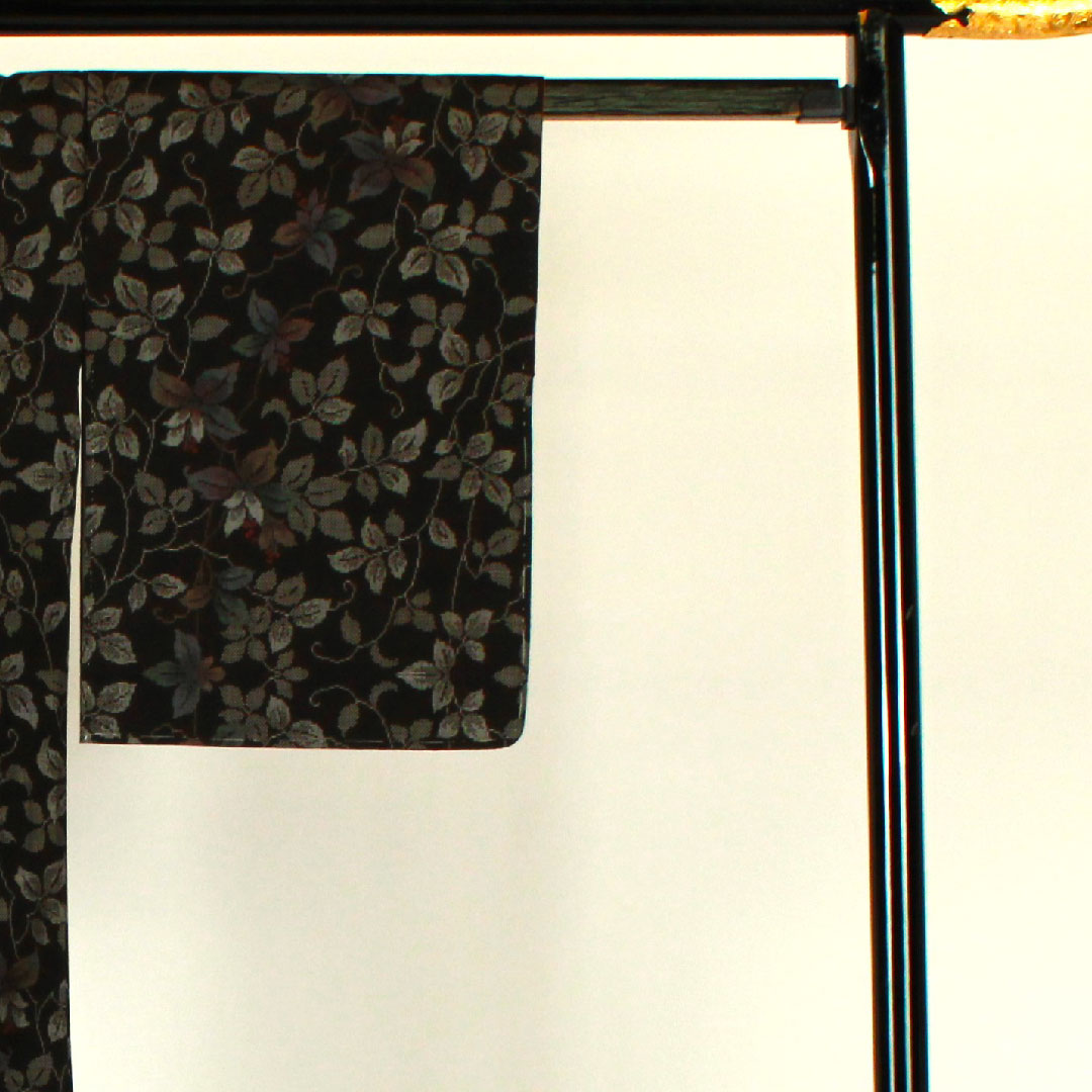 大島紬 身丈156cm 裄丈63cm 経緯絣 草花模様 正絹 Sランク 袷 黒系 1116001192310