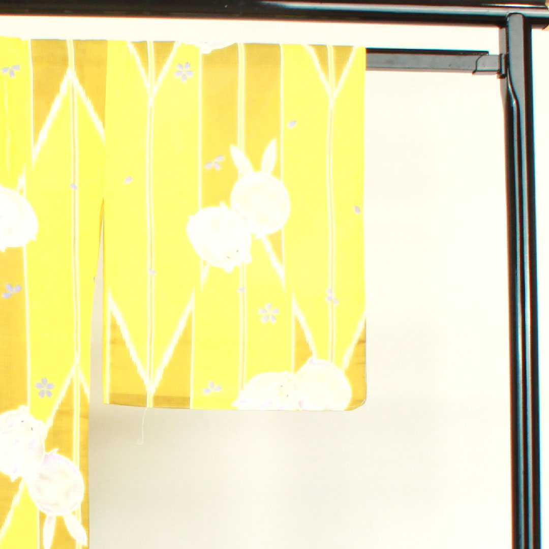 浴衣 苅安色 ウサギ 矢羽根 桜 木綿 Aランク 単衣 身丈165cm 裄丈67cm 黄系 1118001963523