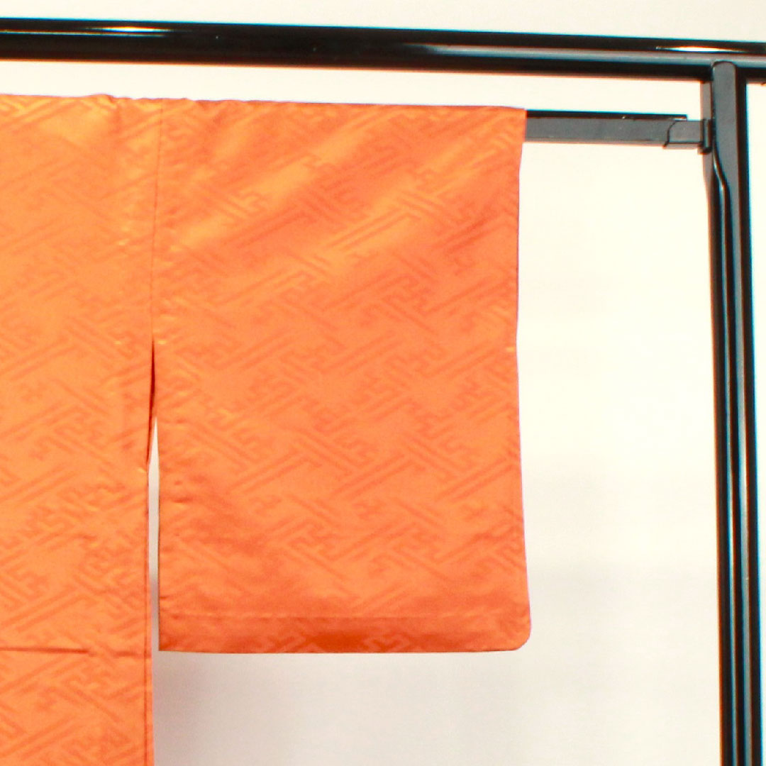 色無地 ポリエステル 照柿色 紗綾形 洗える着物 身丈163cm 裄丈66cm 単衣 Sランク 橙系 1114001032426