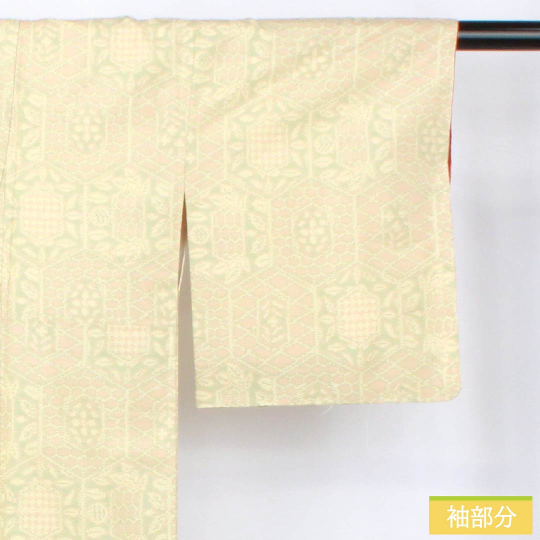 紬 正絹 Sランク 身丈157cm 裄丈61.5cm 淡黄蘗色(うすきはだいろ) 大島紬 横双絣 抽象模様 袷 黄系 1116004592323