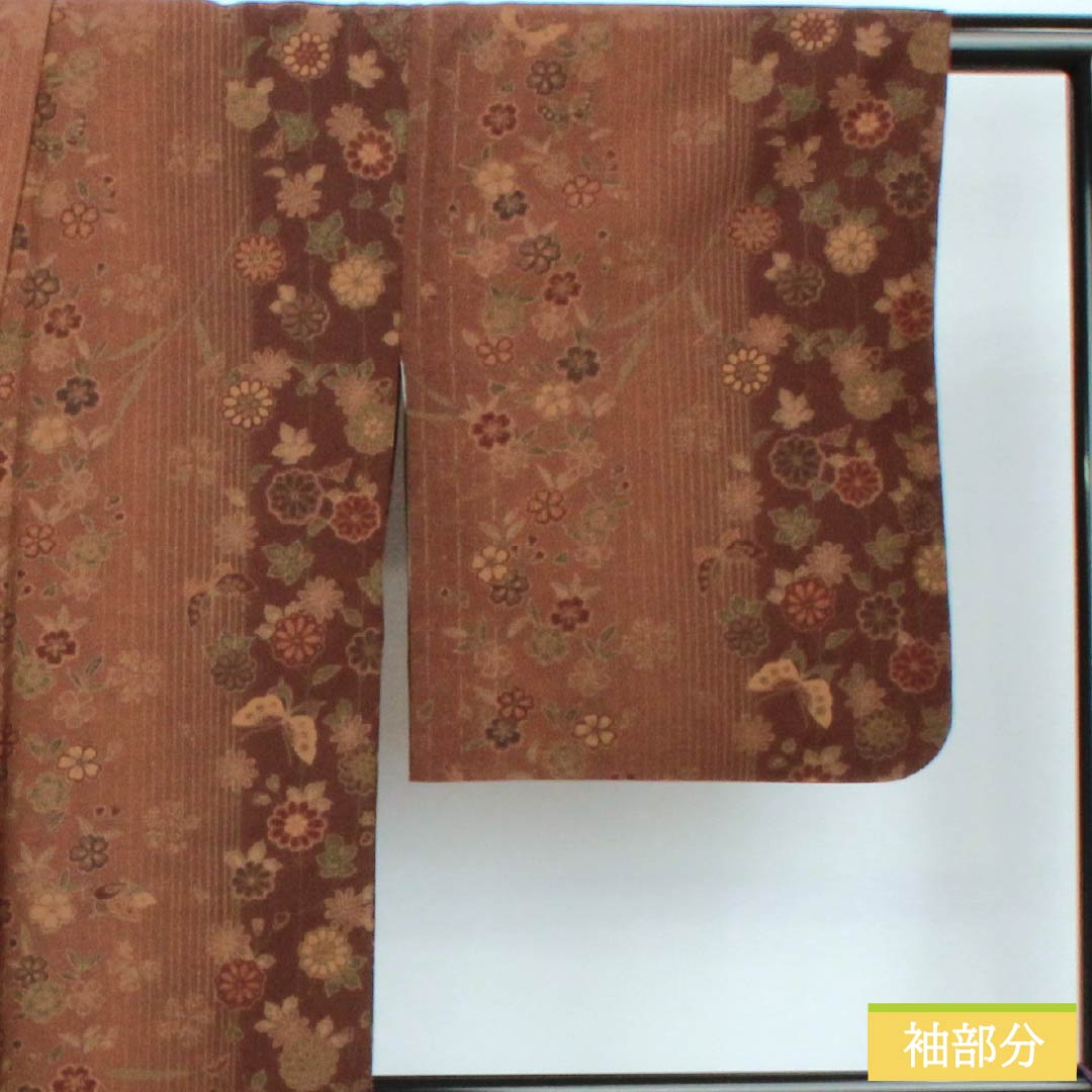 小紋 ポリエステル 身丈163cm 裄丈64.5cm 袷 焦色(こがれいろ) 煉瓦色(れんがいろ) 草花模様 蝶 洗える着物 Sランク 茶系 1115005992414