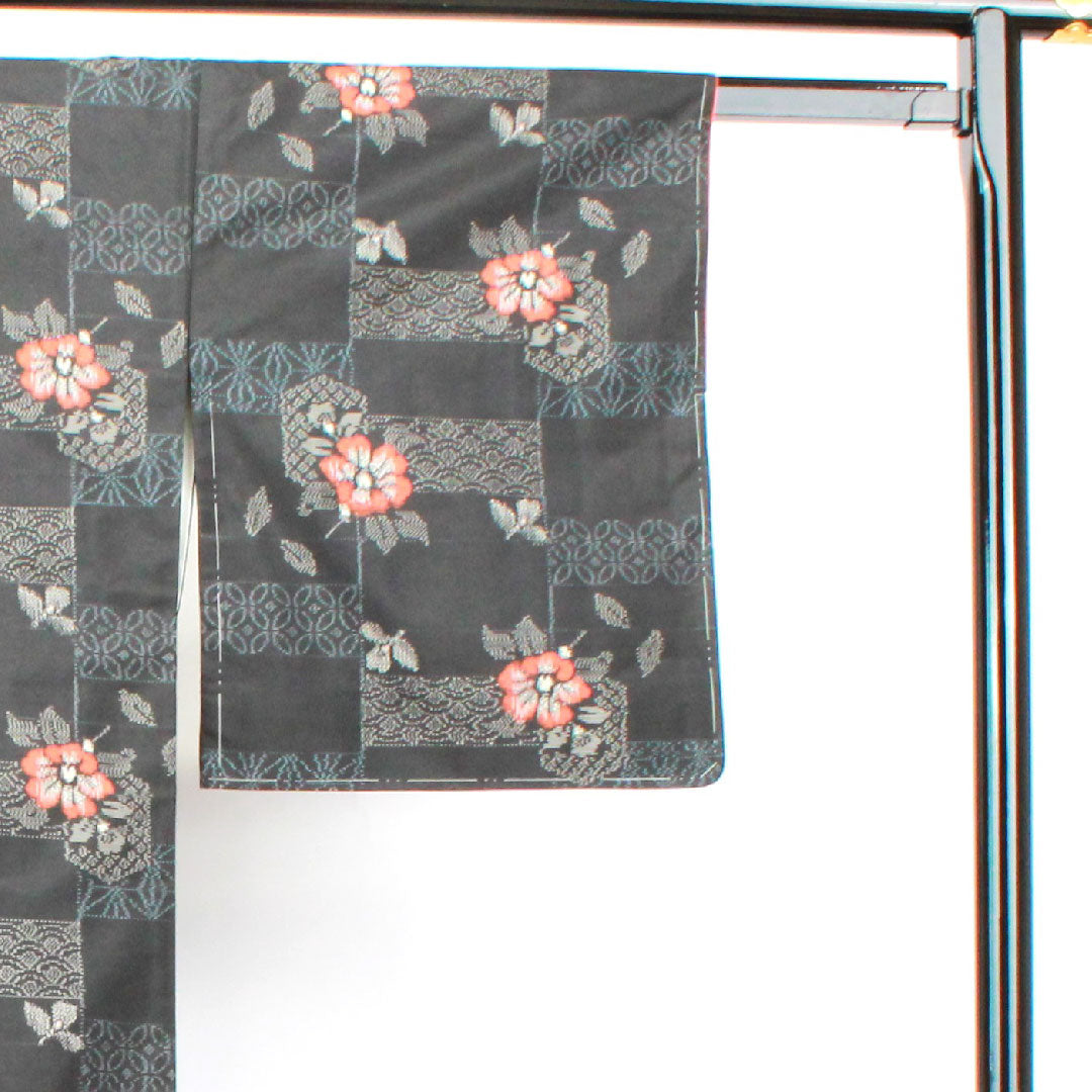 村山大島紬 身丈160cm 裄丈64cm しつけ糸付き 未使用品 市松 吉祥文様 抽象花 正絹 Sランク 袷 黒系 1116002702410