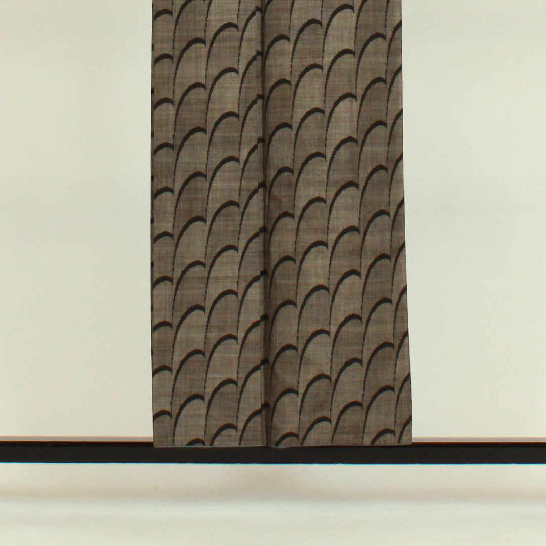 大島紬 身丈156cm 裄丈63cm 9マルキ 抽象模様 正絹 Aランク 袷 黒系 1116000613310