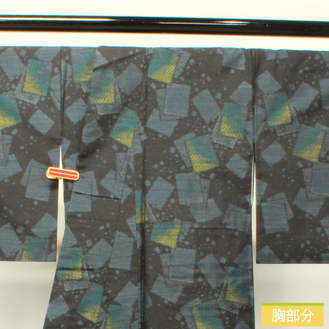 大島紬 正絹 身丈167cm 裄丈70cm 緯総絣 色紙模様 Sランク 袷 黒系 1116003062510