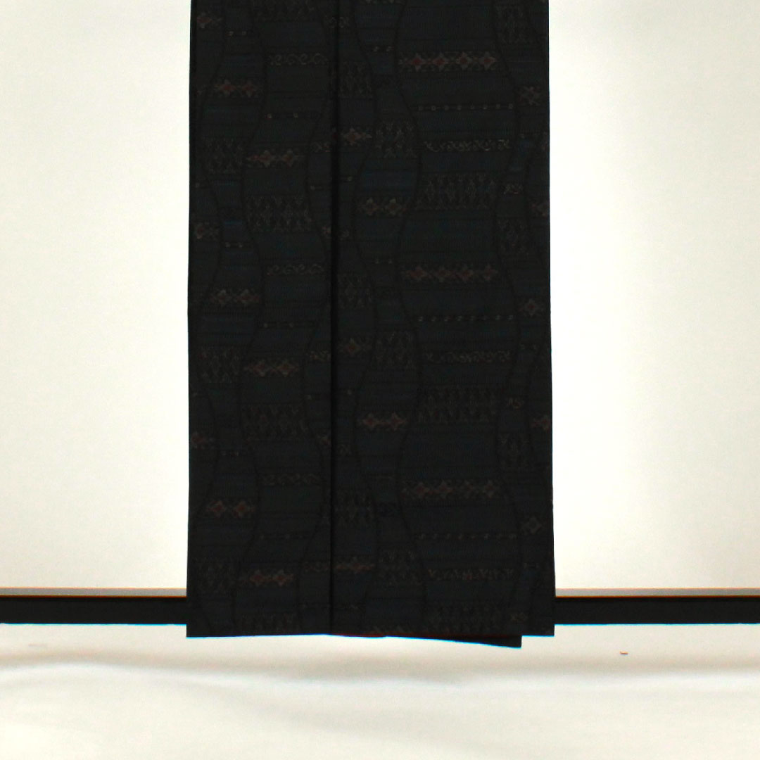 大島紬 身丈158.5cm 裄丈64cm 緯絣 幾何学模様 正絹 Aランク 袷 紺系 1116001273318