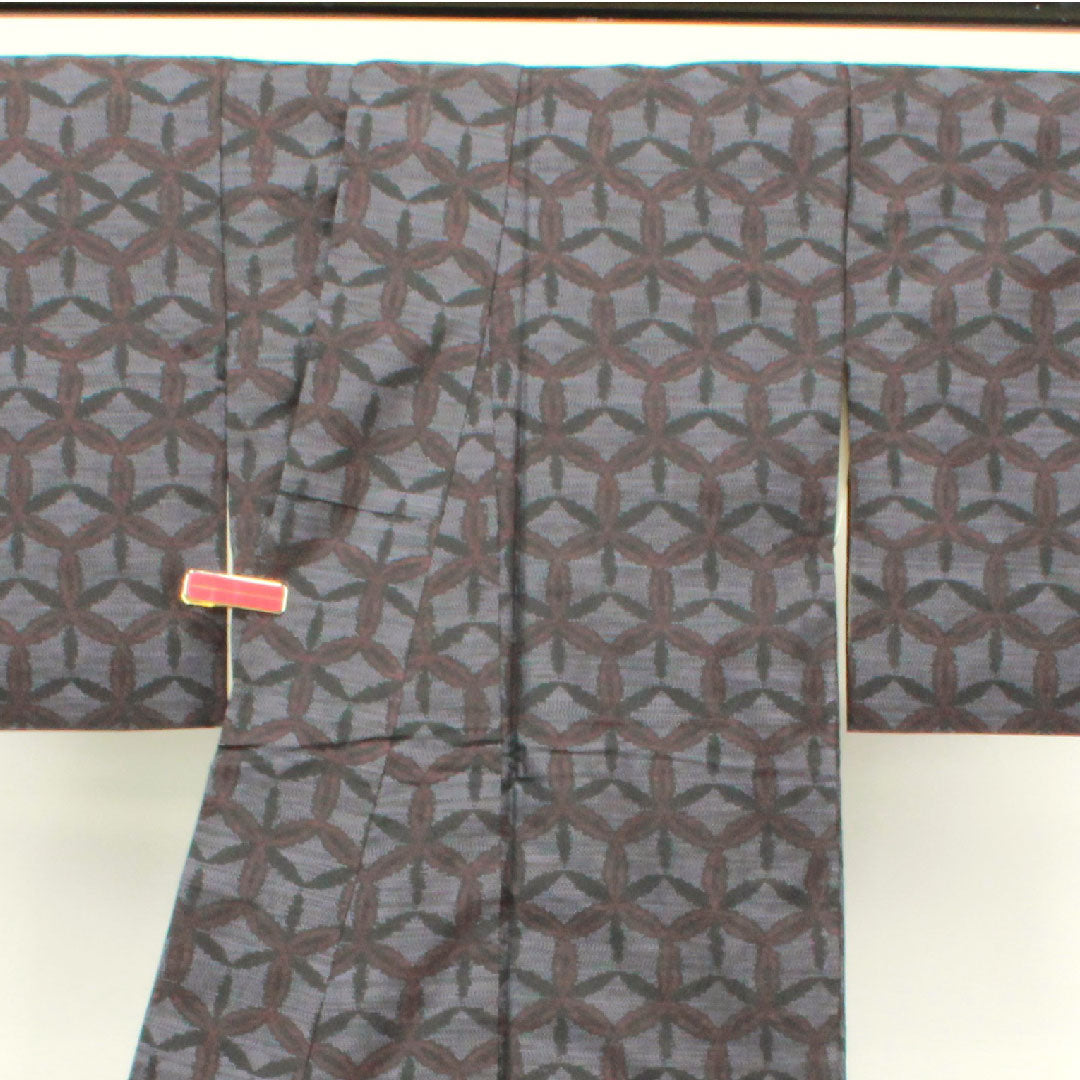 大島紬 身丈160cm 裄丈63.5cm 緯総絣 七宝 正絹 Aランク 袷 黒系 1116002583410