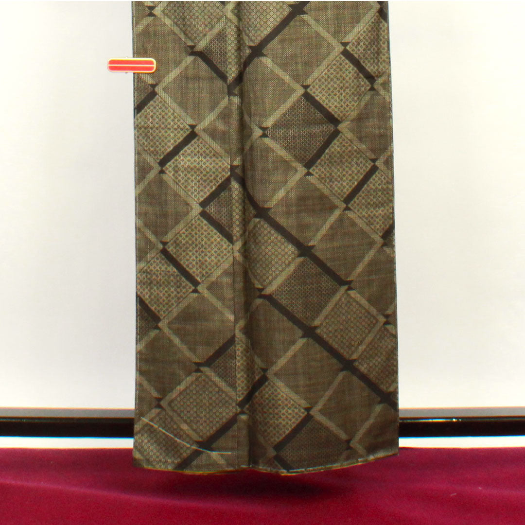 大島紬 身丈160.5cm 裄丈67cm 経緯絣 菱 正絹 Sランク 袷 黒系 1116002092410