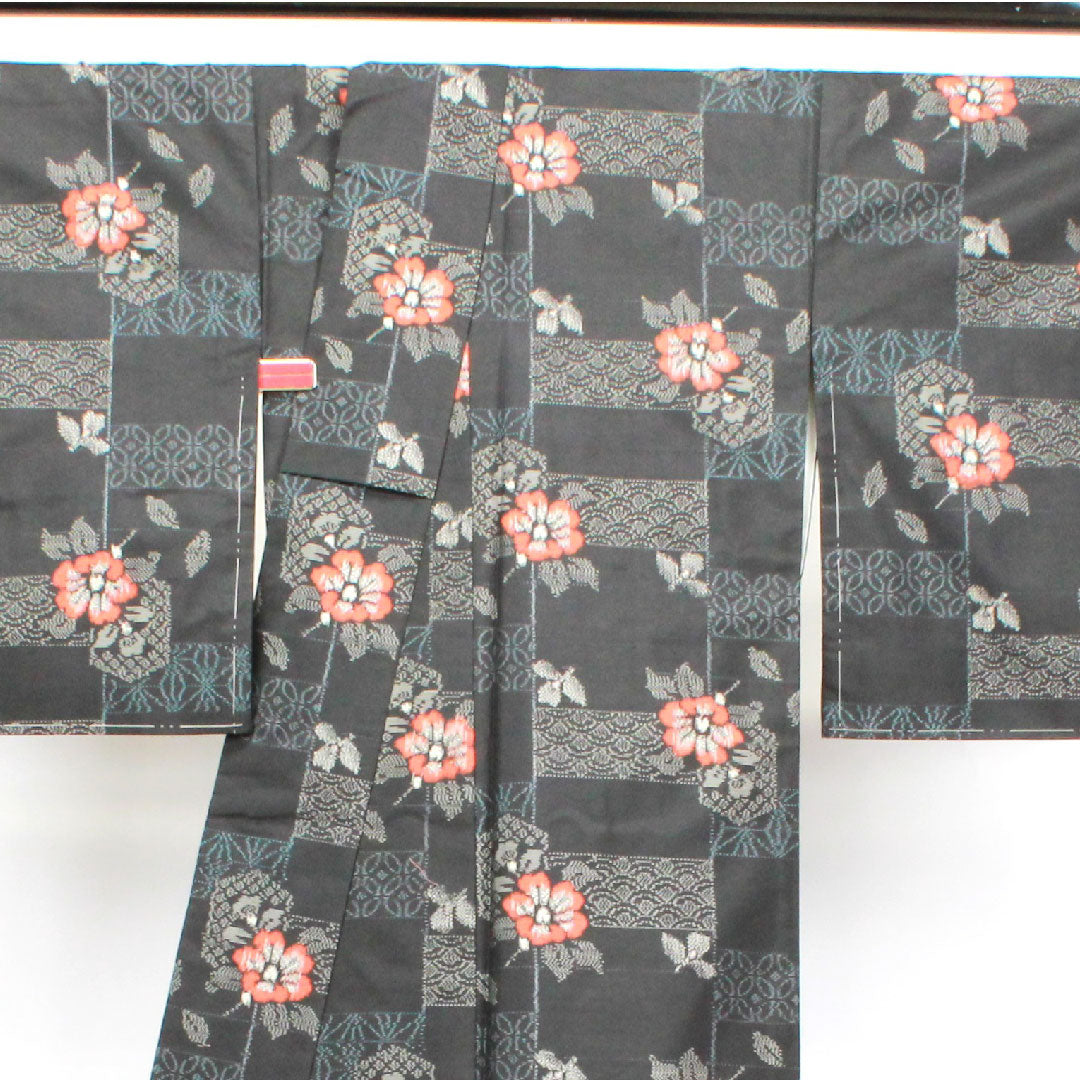 村山大島紬 身丈160cm 裄丈64cm しつけ糸付き 未使用品 市松 吉祥文様 抽象花 正絹 Sランク 袷 黒系 1116002702410