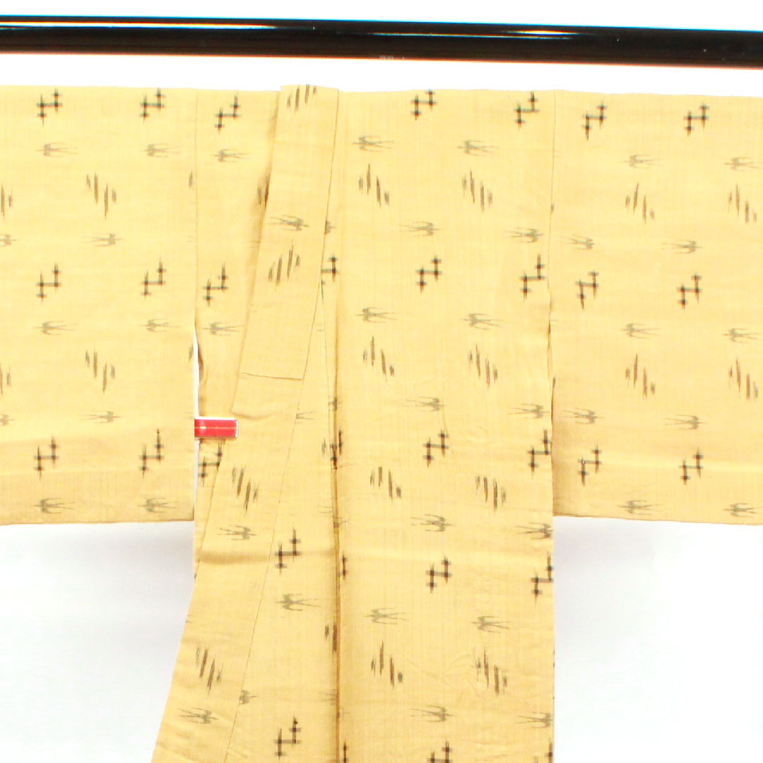 夏物 麻 紬 身丈152cm 裄丈62.5cm 楊梅色(やまももいろ) 琉球模様 絣 夏紬 紗 Sランク ベージュ系 1132001612225