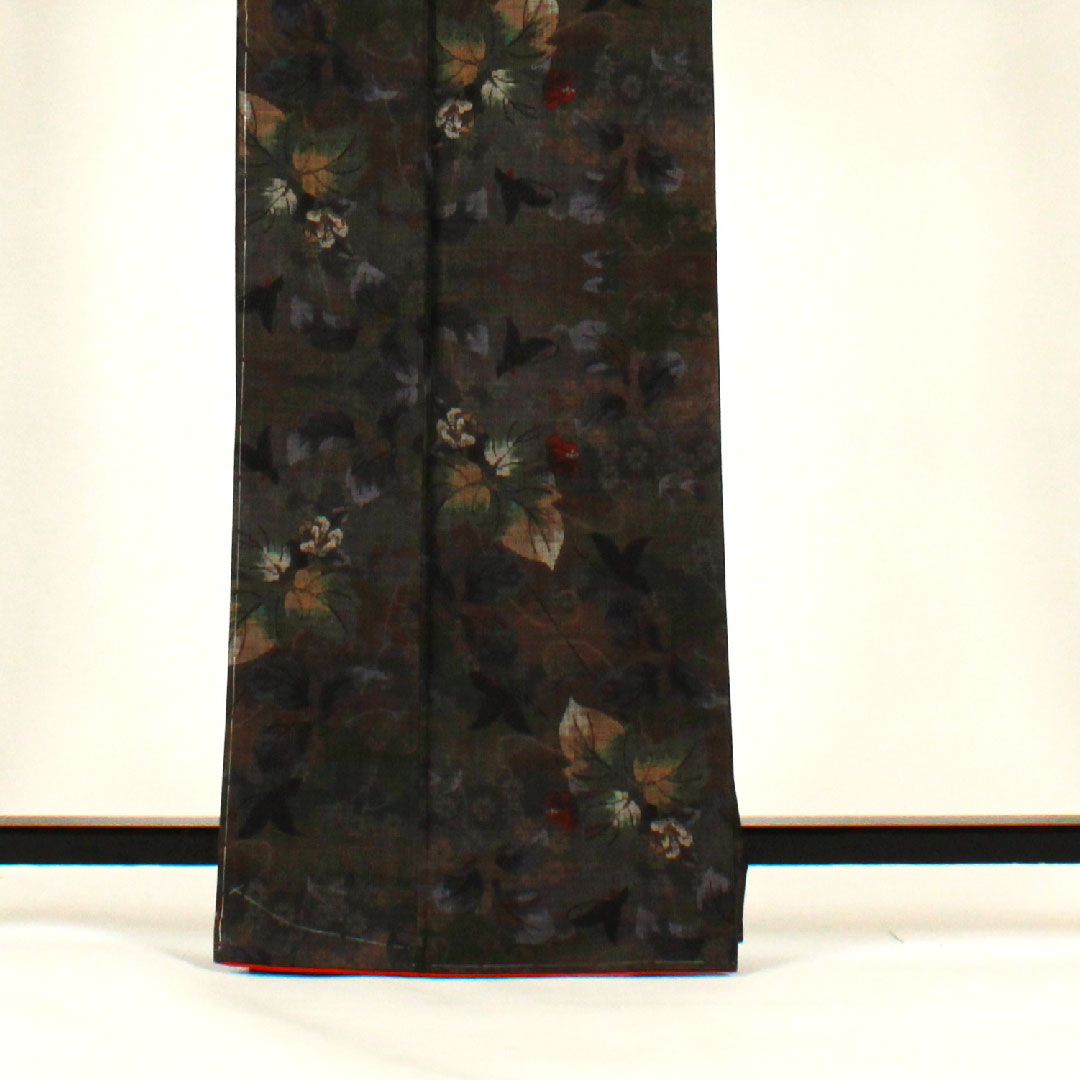 大島紬 身丈166.5cm 裄丈66cm 草花に蝶模様 9マルキ 正絹 Sランク 袷 グレー系 1116000902422