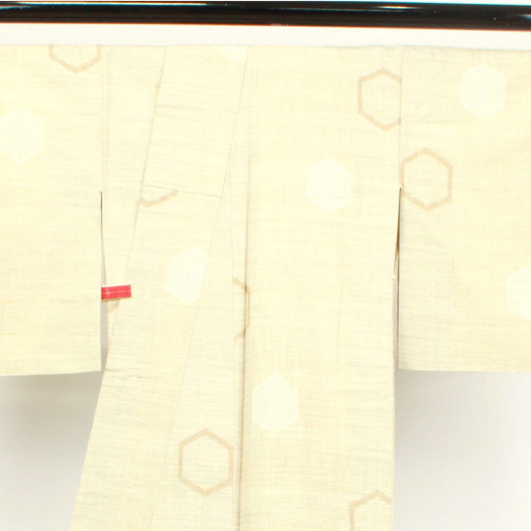 紬 身丈161.5cm 裄丈63.5cm 練色 亀甲 正絹 Sランク 単衣 クリーム系 1116002452415