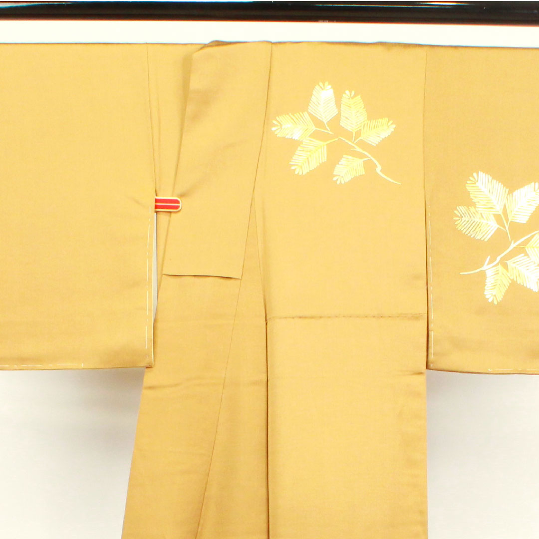 Homongi (formal kimono) Length 158.5cm Sleeve length 65cm Agarwood brown Gold leaf finish Pine needles Pure silk S rank Yellow 1112002562323