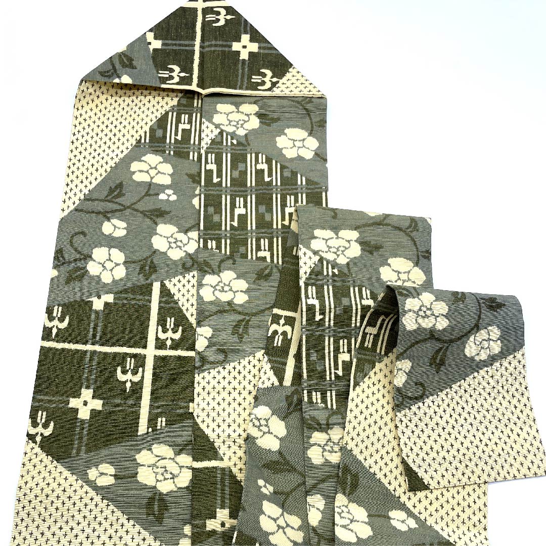 名古屋帯 麹色 紬地 切り嵌め風 燕 花 動物柄バティック柄 帯丈355.5cm 正絹 Sランク 全通 カジュアル クリーム系 1124004552315 名古屋仕立て