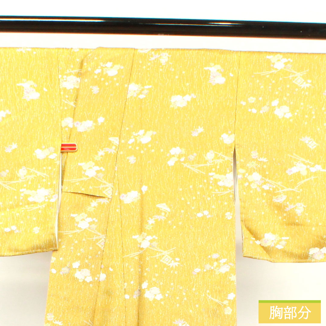 小紋 ポリエステル 身丈170cm 裄丈66.5cm 袷 黄土色 洗える着物 宝尽くし 松竹梅 しつけ糸付き 未使用品 Sランク 黄系 1115003592623