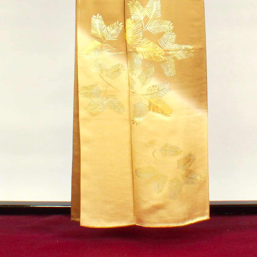 Homongi (formal kimono) Length 158.5cm Sleeve length 65cm Agarwood brown Gold leaf finish Pine needles Pure silk S rank Yellow 1112002562323
