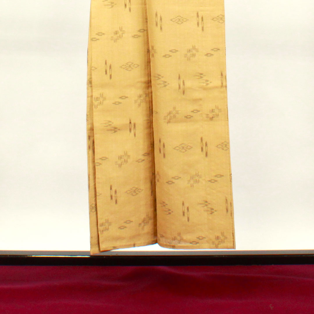 夏物 正絹 紬 身丈151.5cm 裄丈63cm 楊梅色(やまももいろ) 琉球模様 絣 夏紬 紗 Sランク ベージュ系 1132001632225