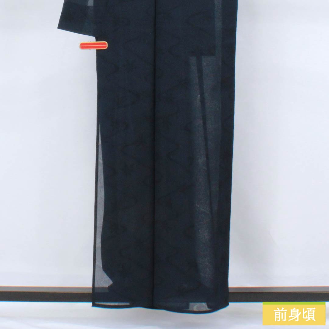 Summer pure silk tsumugi (pongee) kimono, length 159cm, sleeve length 63cm, dark navy blue (noukon-iro) with a ground pattern of flowing water and autumn leaves, gauze, S rank, navy blue, product number 1132002832318