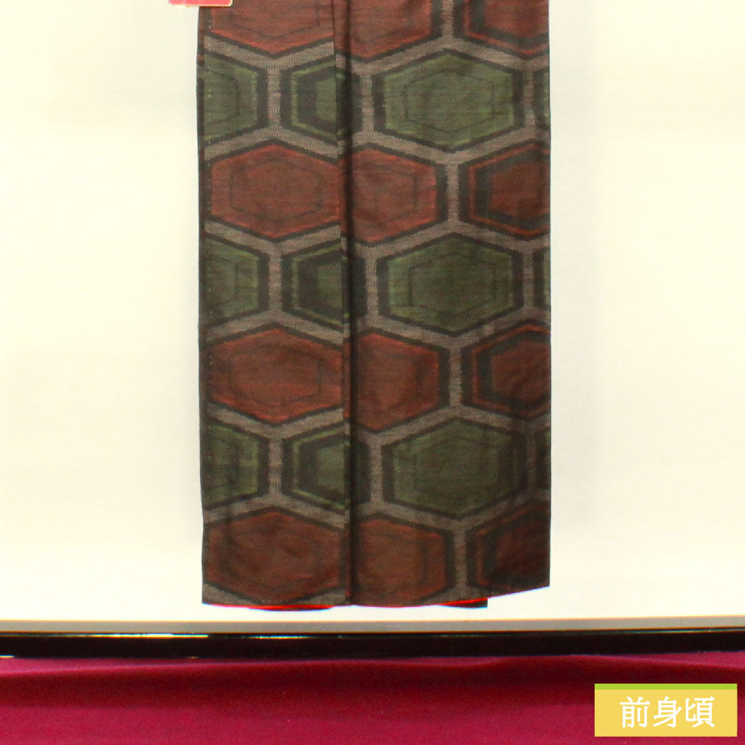 大島紬 正絹 身丈150cm 裄丈62.5cm 緯総絣 亀甲模様 Sランク 袷 黒系 1116003312110