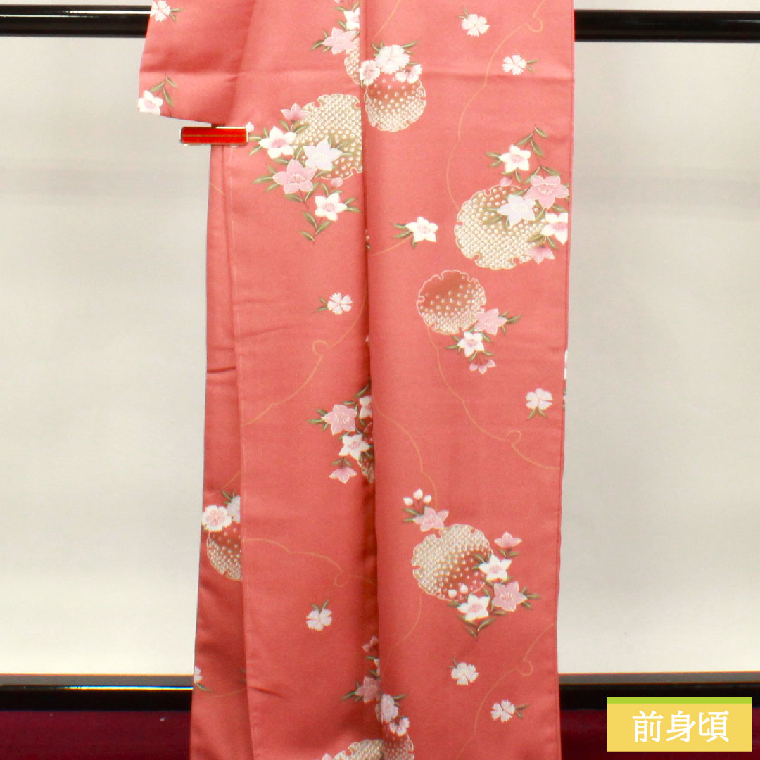 小紋 ポリエステル 身丈165cm 裄丈65.5cm 袷 薄紅梅色(うすこうばいいろ) 洗える着物 雪輪 花模様 しつけ糸付き Sランク ピンク系 1115003992513