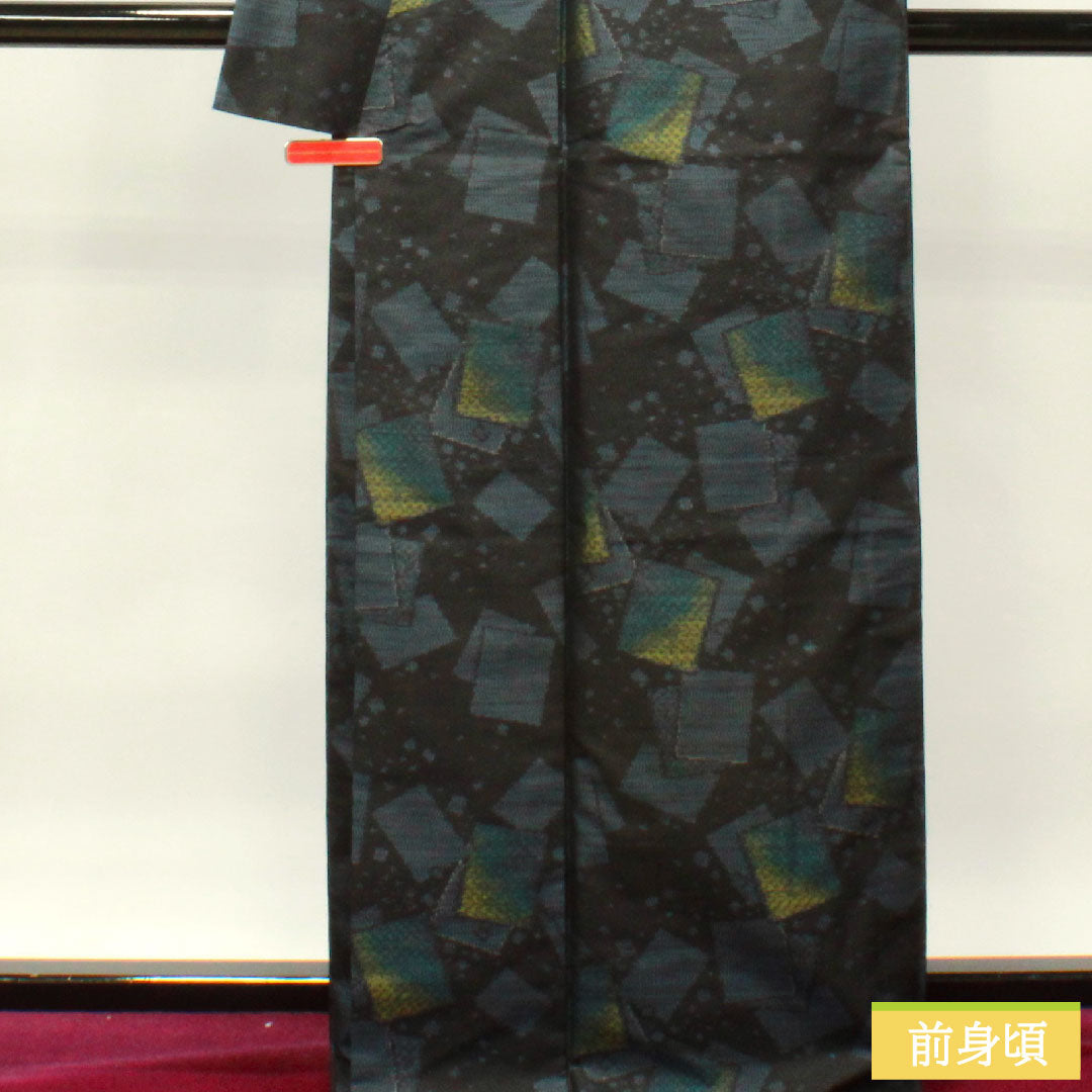 大島紬 正絹 身丈167cm 裄丈70cm 緯総絣 色紙模様 Sランク 袷 黒系 1116003062510