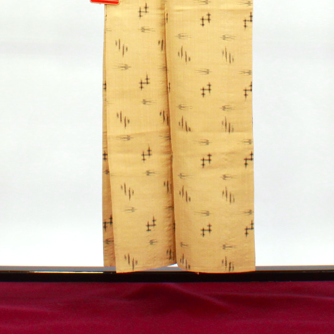 夏物 麻 紬 身丈152cm 裄丈62.5cm 楊梅色(やまももいろ) 琉球模様 絣 夏紬 紗 Sランク ベージュ系 1132001612225